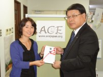 グンゼより寄付を手渡し グンゼが販売するインナーウェアの売上の一部を寄付いただきました