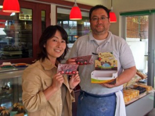 洋菓子店レプラコーン店長さんとACE事務局長白木と記念撮影