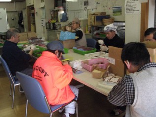 ゆめ工房のみなさんにてんとう虫チョコのラッピングを手伝っていただいています