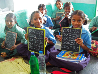 ブリッジスクールで勉強する子どもたち