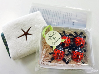 オーガニックコットンハンカチ＆てんとう虫チョコ（4個入）＆ポストカード