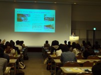 映画上映するも機器トラブルのため映像の青みが強くなってしまいました