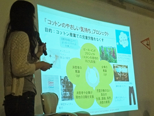 「コットンのやさしい気持ち」プロジェクトを紹介するACEスタッフ成田