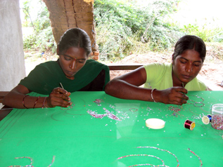 職業訓練センターで刺子の練習をするバーギャラクシュミちゃん（左）