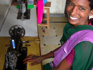インドの女の子が刺繍したトートバッグ