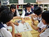 クラス単位でのワークショップ形式や学年単位での講演など承っています