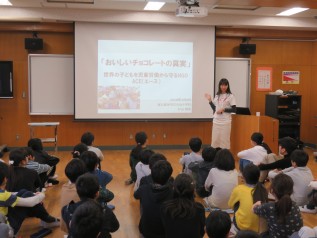 各学校で児童労働についての講演やワークショップを実施