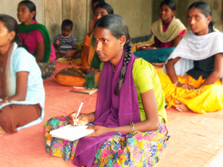 読み書きを勉強するスワティちゃん