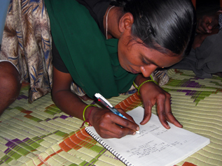 識字教育で勉強した自分の名前を書いてくれるバーギャラクシュミ