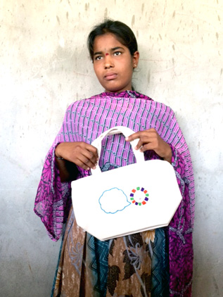 自分で刺繍したトートバックを見せてくれたバギャラクシュミちゃん