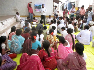 真剣に話を聞く村の参加者