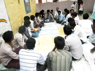 農民や青年グループのミーティング