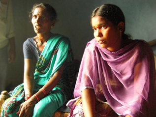 学校をやめてしまった当時の話をするデヴァマちゃん（右）とお母さん（左）