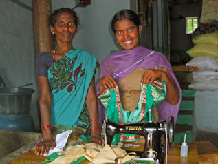 仕立て屋で注文を受けて作った服を見せてくれたデヴァマちゃん（インド）