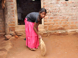 家事労働をしている様子-インド