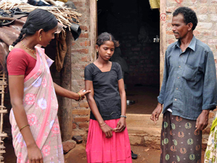 スタッフと親がブリッジスクールに通うよう説得している様子