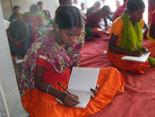 職業訓練センターで勉強するシャラダちゃん