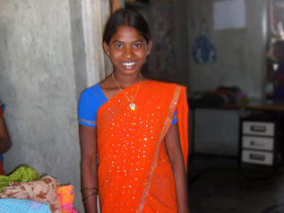 自分で作ったサリーを着て見せてくれました