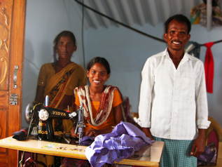 家で仕立て屋を始めたシャラダちゃんと両親