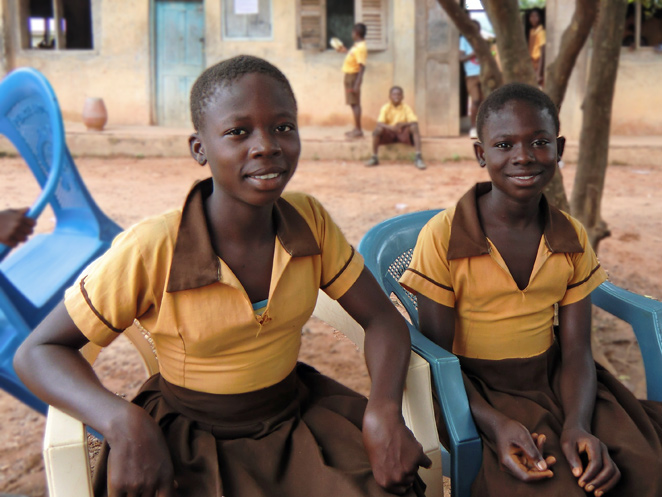 姉妹で学校へ通い始めたアジョアちゃんとアフィアちゃん