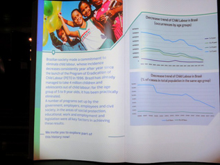 手をかざすと本のようにめくれるバーチャルブック