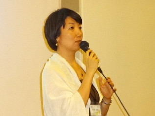 ACEの成り立ちとこれまでの活動、今後の課題を説明するACE代表 岩附由香