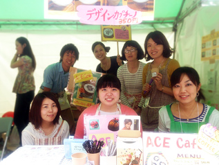 飲食ブースに参加くださったボランティアのみなさんで記念撮影