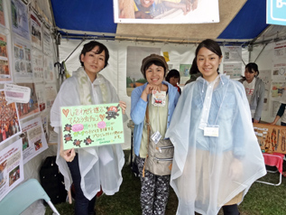 1日目はあいにくの雨でしたがカッパを着て出展