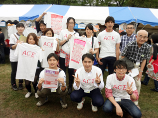 完成したばかりのACEオリジナルTシャツを着て記念撮影