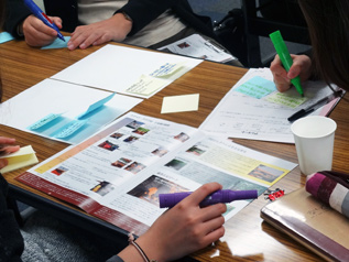 支援報告の感想や質問をポストイットに書き出し