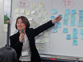 参加者からの質問に答えるACE事務局長の白木