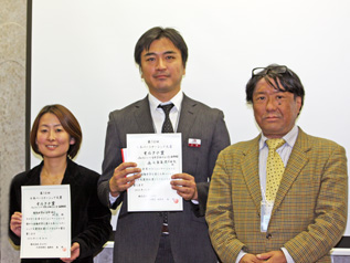 最終プレゼンを行ったACE事務局長の白木（左）と、森永製菓の八木様（中央）