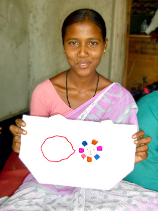 2014年4月、職業訓練センターにて。自分で刺繍したトートバックを見せてくれるヴィジェラクシュミちゃん