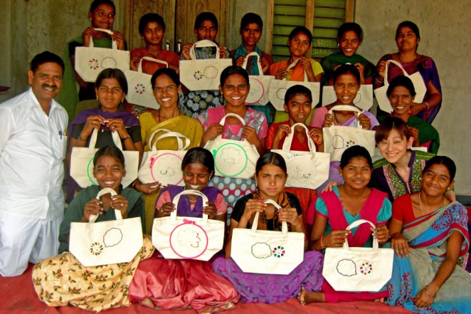 自分で刺繍したバッグを持って集合写真