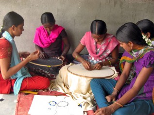 バッグに刺繍をしている様子