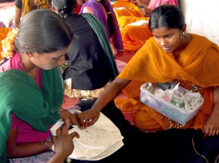 刺繍の色やデザインについて話し合う様子