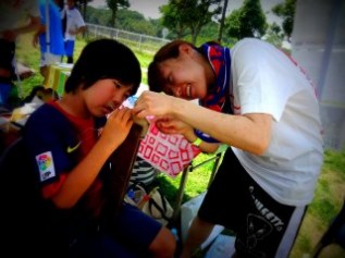 おとなも子どもも、サッカーボール縫い体験に夢中