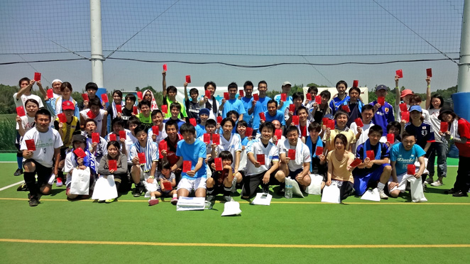 チャリティフットサル大会参加者のみなさんと児童労働に反対の意思表示、レッドカードを掲げました！