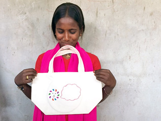 自分で刺繍したトートバッグを持ったマヘシュエリちゃん