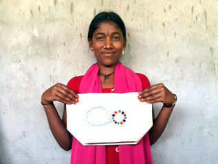 自分で刺繍したトートバッグを持ったナルサンナちゃん