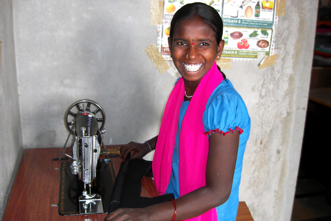 職業訓練センターでミシンの練習をするマヘシュエリちゃん
