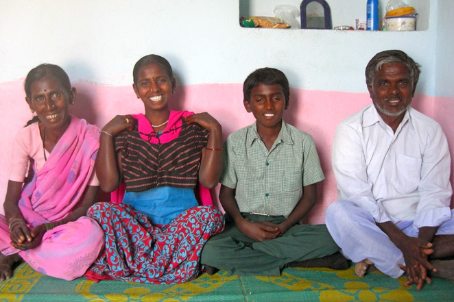 左から、お母さん、マヘシュエリちゃん、弟のヴィノード君、お父さん