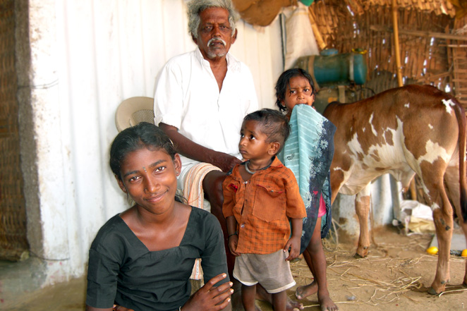 2011年4月に家庭訪問した時の ベンカティシュワリちゃん(左)とお父さん(奥)