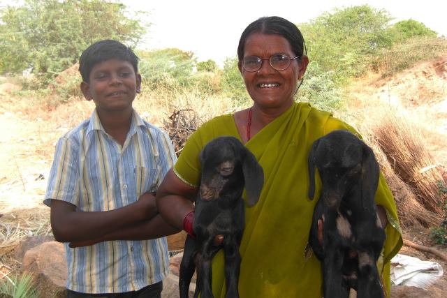 2014年4月、生まれたばかりの子ヤギを抱えたお母さんとクマールくん