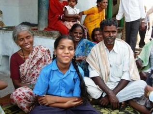 2011年4月に家庭訪問した時のラクシュミちゃん（左）とお父さん（右）