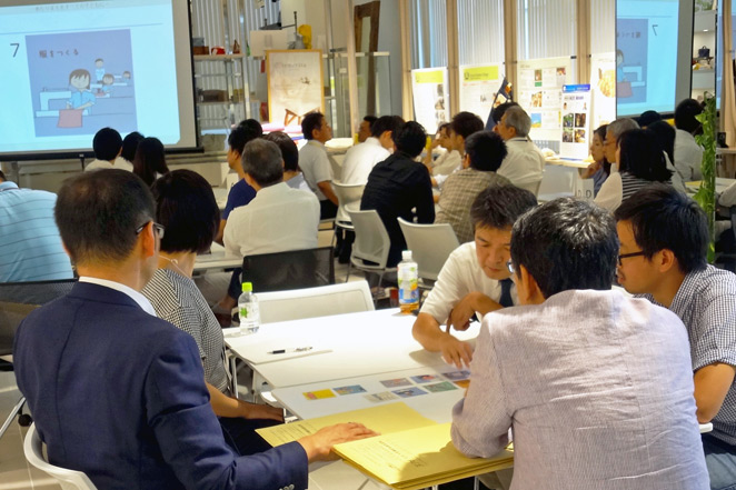 「コットン製品が手元に届くまで」の過程をパズルで考える様子