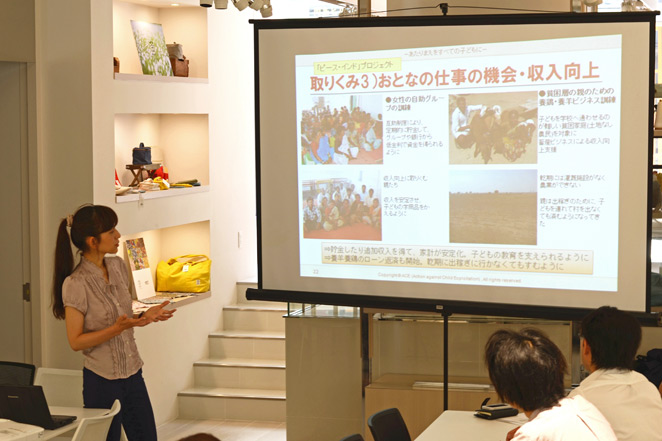 ACEによるインドでの取り組みについて発表するACE子ども支援事業（インド）担当スタッフの成田