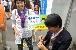 サッカーボール縫いを体験中