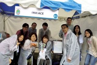 二日目はあいにくの雨でしたが、カッパを着てブース出展