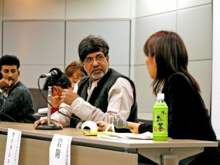 2005年、ACEのNPO法人化記念シンポジウムに登壇するカイラシュ・サティヤルティさん